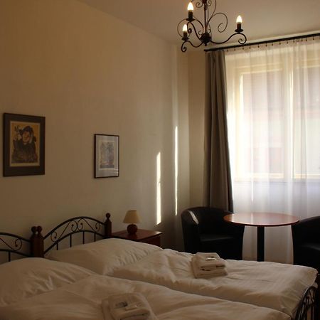 Hotel Cerny Kun 로우니 외부 사진