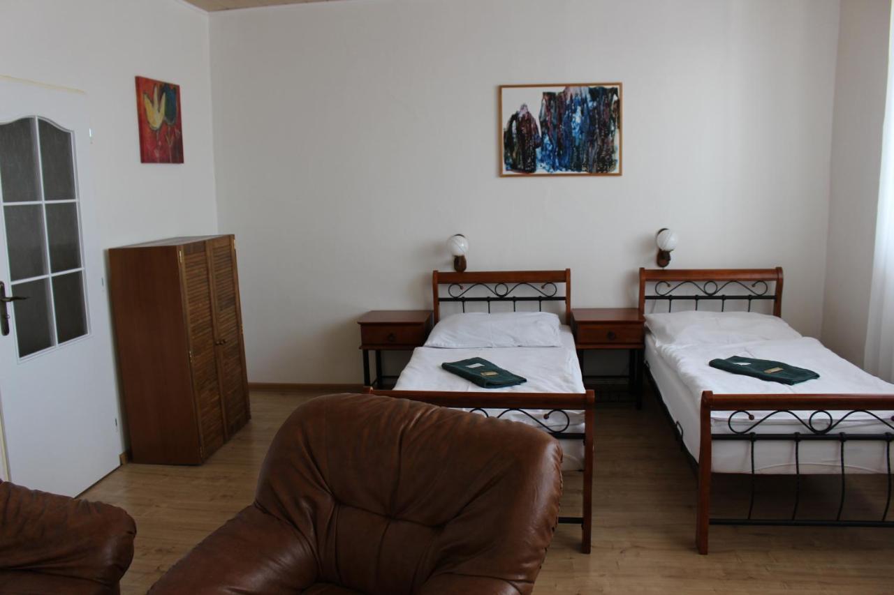 Hotel Cerny Kun 로우니 외부 사진