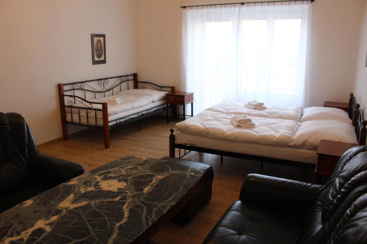 Hotel Cerny Kun 로우니 외부 사진