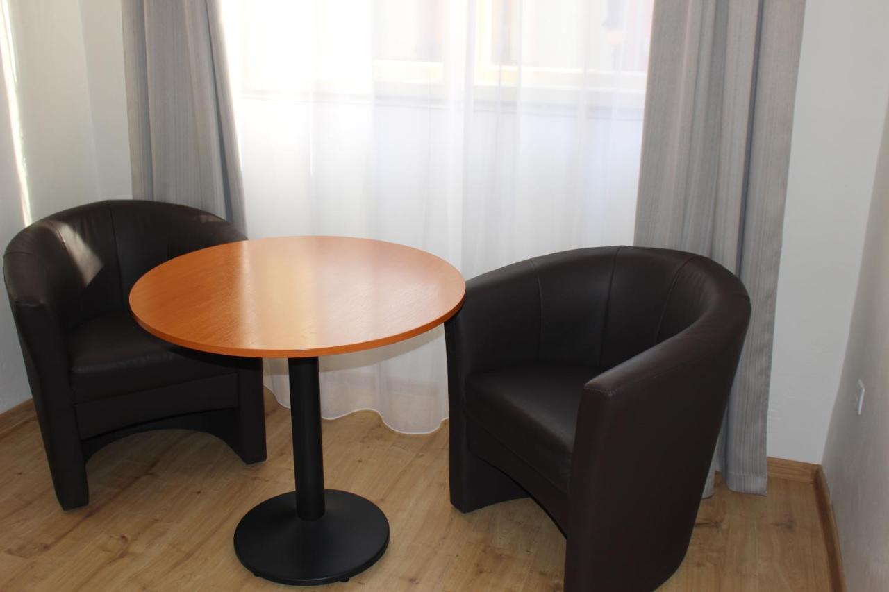 Hotel Cerny Kun 로우니 외부 사진