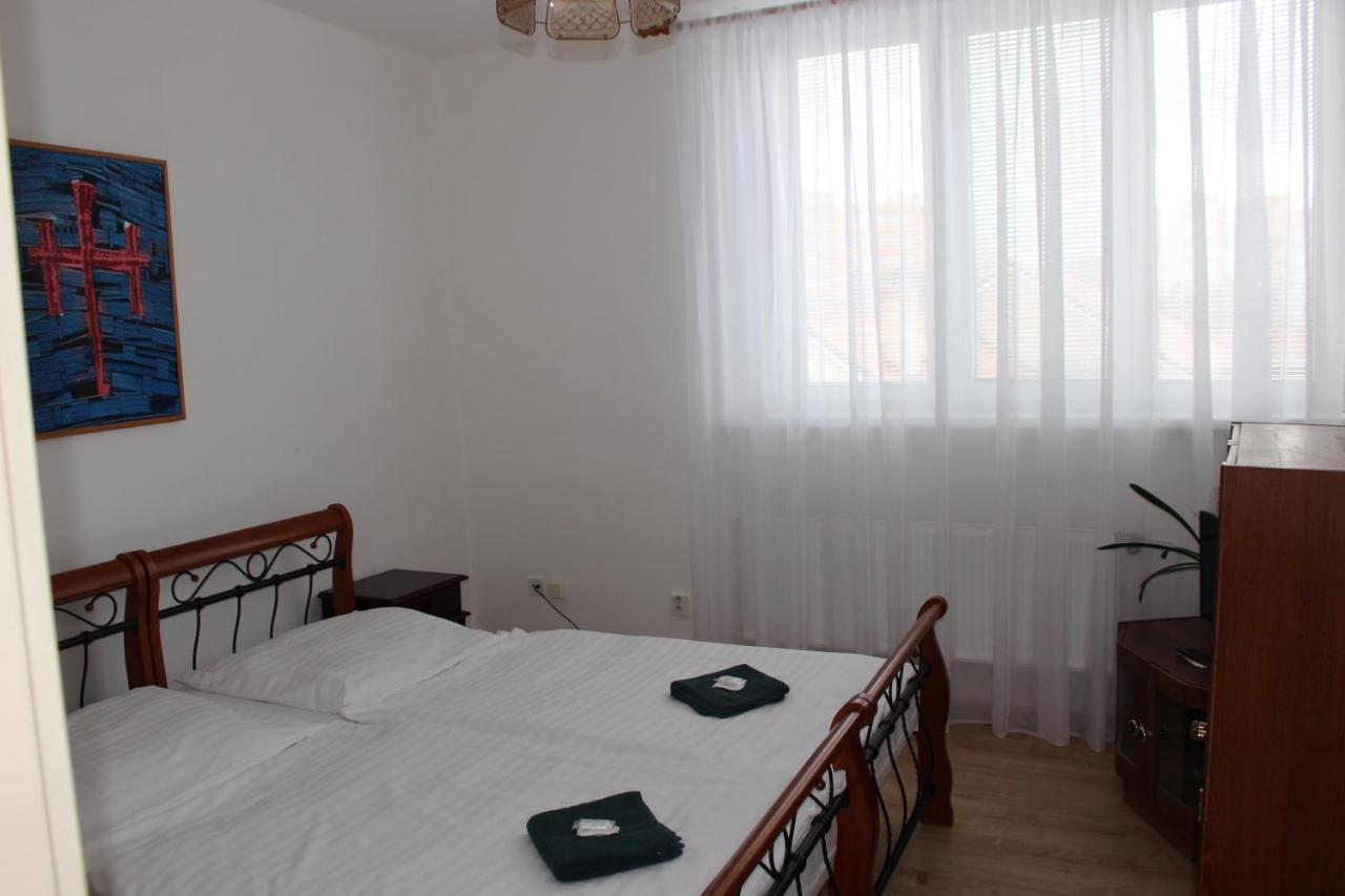 Hotel Cerny Kun 로우니 외부 사진