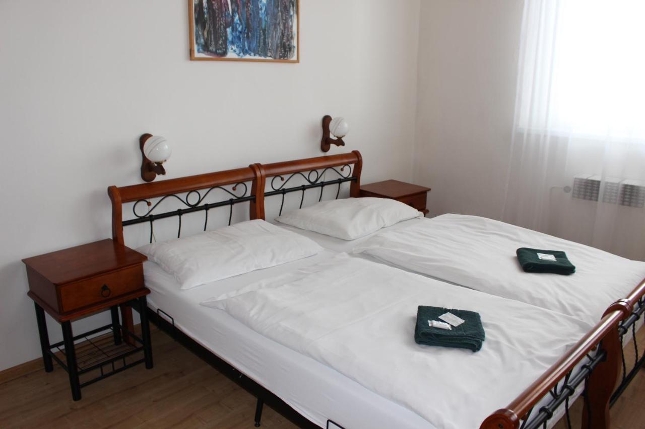 Hotel Cerny Kun 로우니 외부 사진