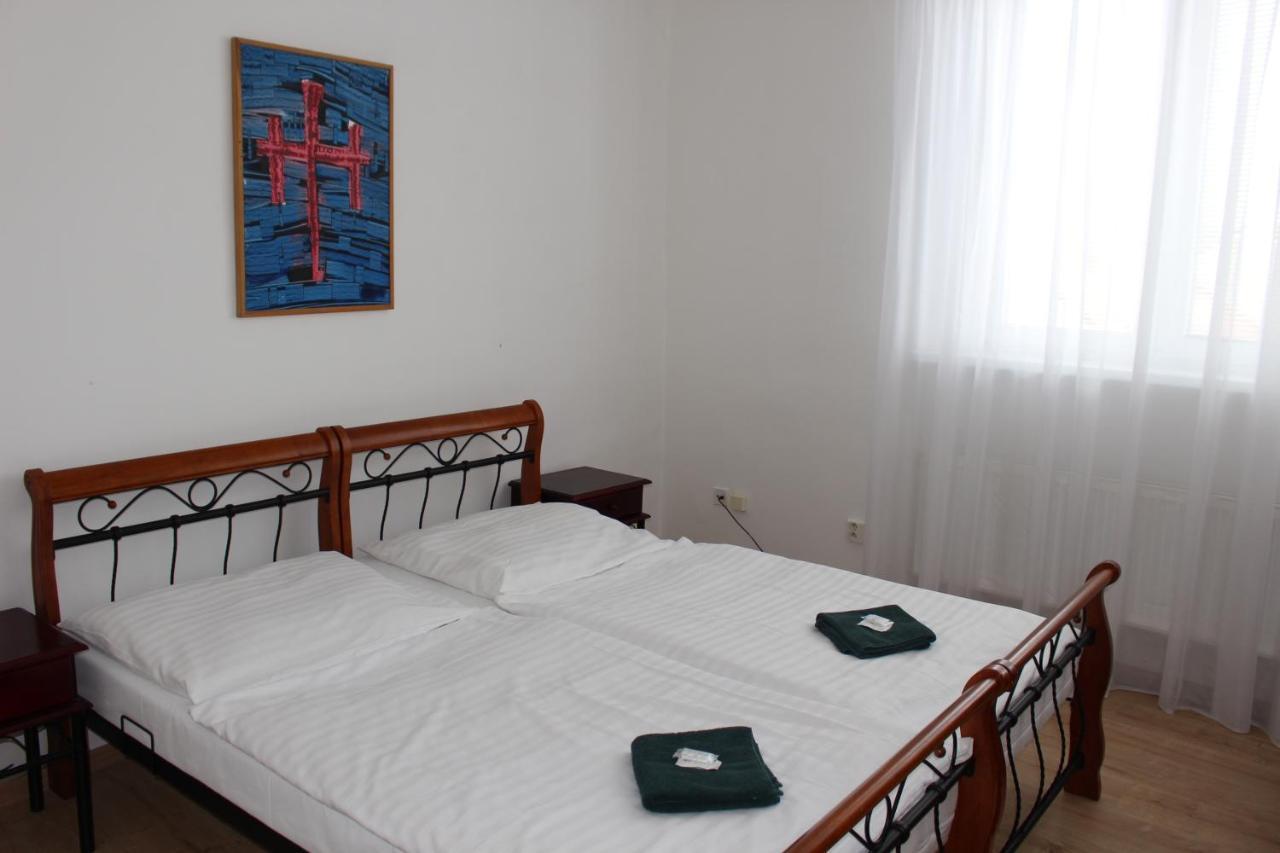 Hotel Cerny Kun 로우니 외부 사진